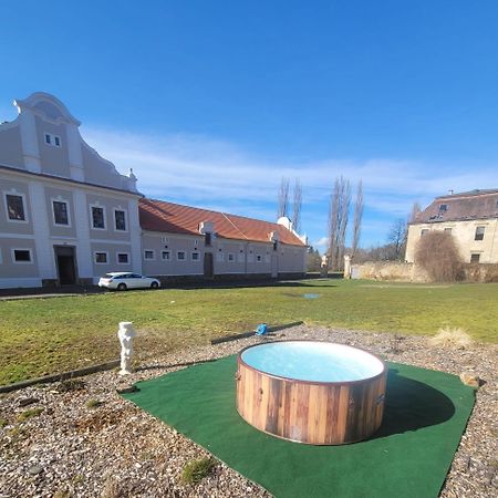 Chateau Moravany - Apartmany, Teepee A Wellness Ronow an der Doubrava المظهر الخارجي الصورة