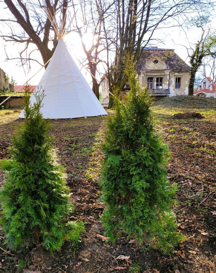 Chateau Moravany - Apartmany, Teepee A Wellness Ronow an der Doubrava المظهر الخارجي الصورة