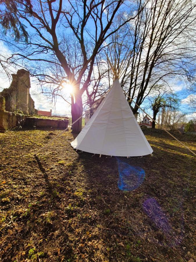 Chateau Moravany - Apartmany, Teepee A Wellness Ronow an der Doubrava المظهر الخارجي الصورة