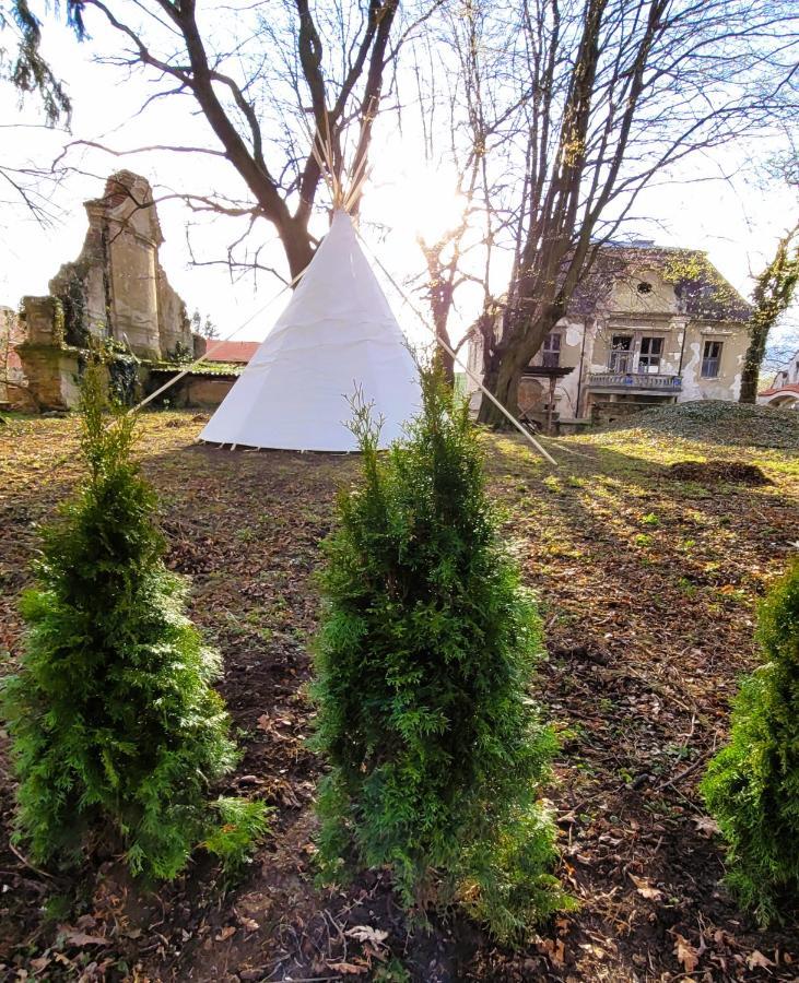 Chateau Moravany - Apartmany, Teepee A Wellness Ronow an der Doubrava المظهر الخارجي الصورة