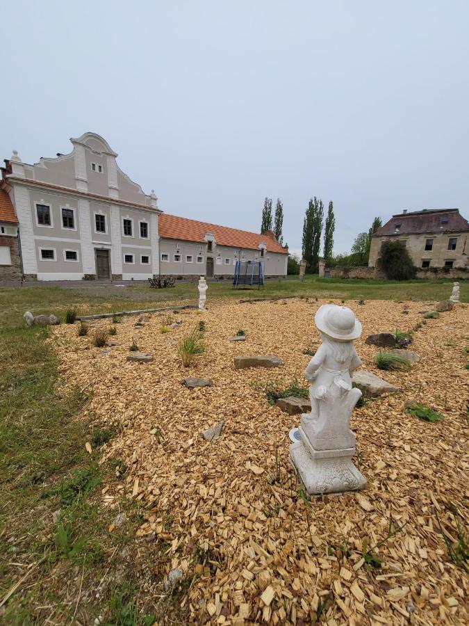 Chateau Moravany - Apartmany, Teepee A Wellness Ronow an der Doubrava المظهر الخارجي الصورة
