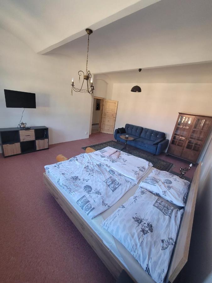 Chateau Moravany - Apartmany, Teepee A Wellness Ronow an der Doubrava المظهر الخارجي الصورة
