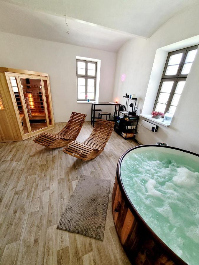 Chateau Moravany - Apartmany, Teepee A Wellness Ronow an der Doubrava المظهر الخارجي الصورة