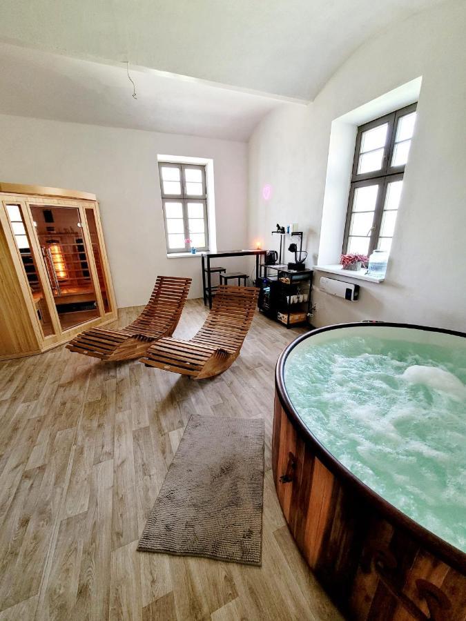 Chateau Moravany - Apartmany, Teepee A Wellness Ronow an der Doubrava المظهر الخارجي الصورة
