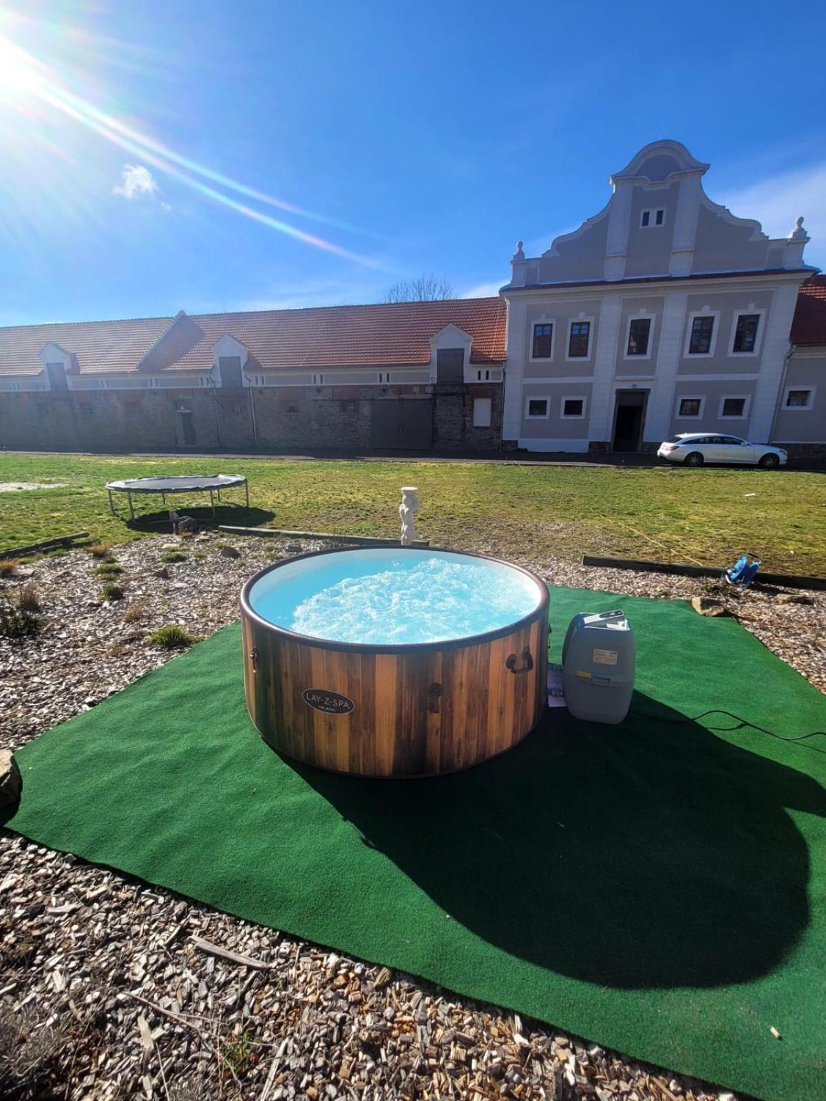 Chateau Moravany - Apartmany, Teepee A Wellness Ronow an der Doubrava المظهر الخارجي الصورة