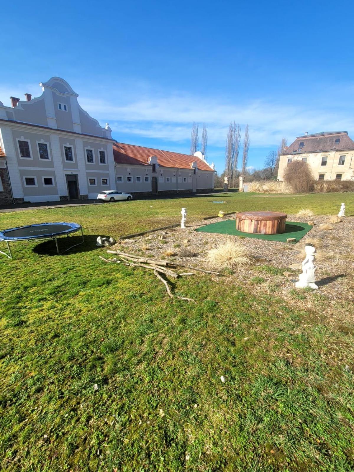 Chateau Moravany - Apartmany, Teepee A Wellness Ronow an der Doubrava المظهر الخارجي الصورة
